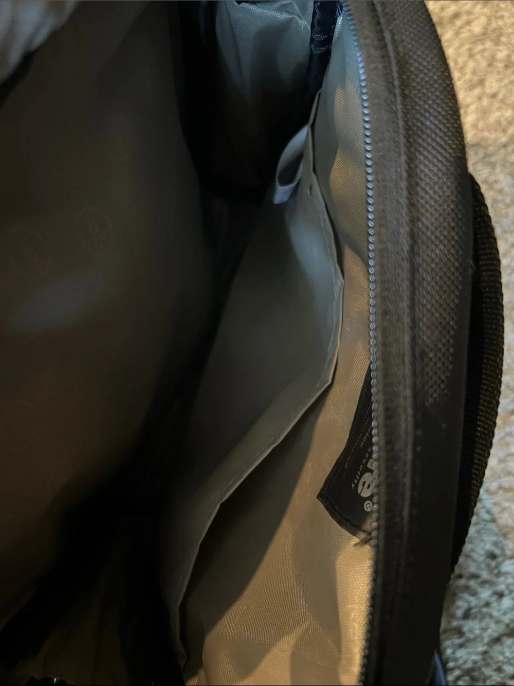 Pacsafe Metrosafe 200 GII anti-theft shoulder bag